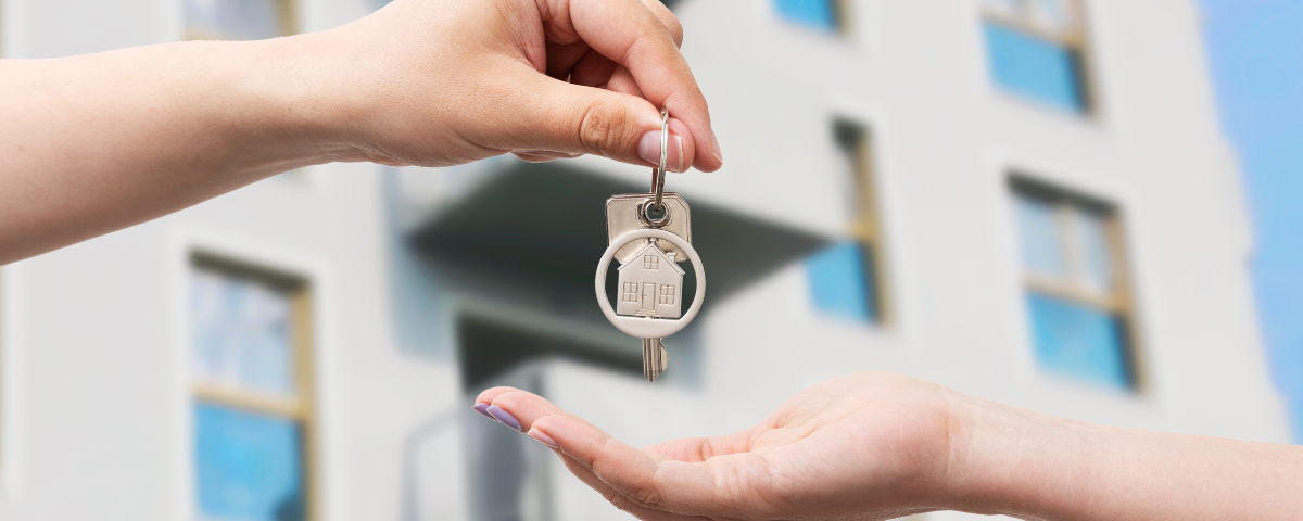 Entregando las llaves de una casa