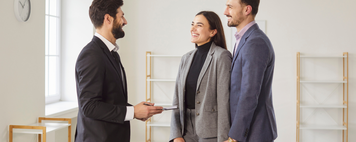 clientes hablando con su asesor inmobiliario
