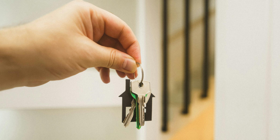 una mano con las llaves de una casa en la mano