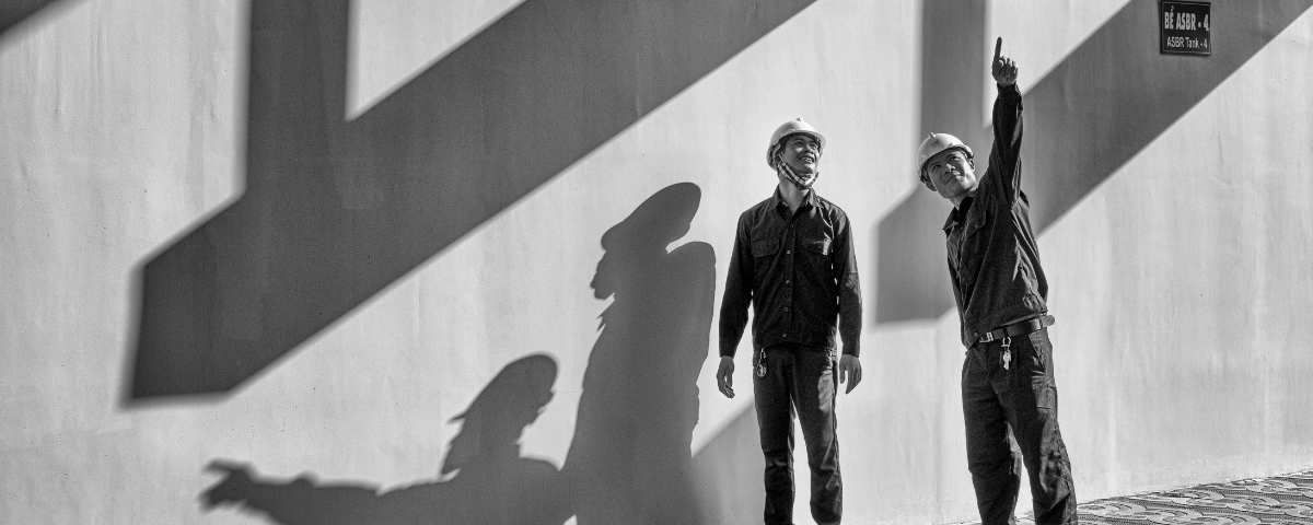 dos obreros hablando de la obra en construccion