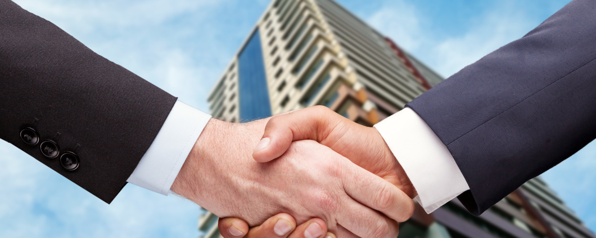 Manos de clientes apretando la mano